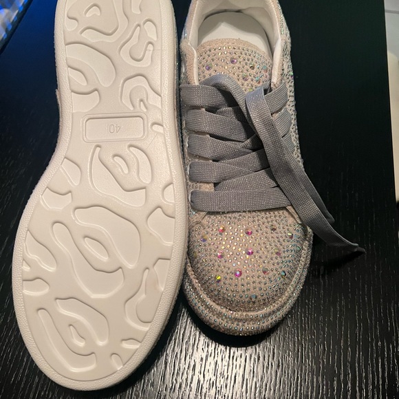 Silver bling sneakers size 7and half. Says 40 buts fits 7 1/2 - Picture 4 of 6